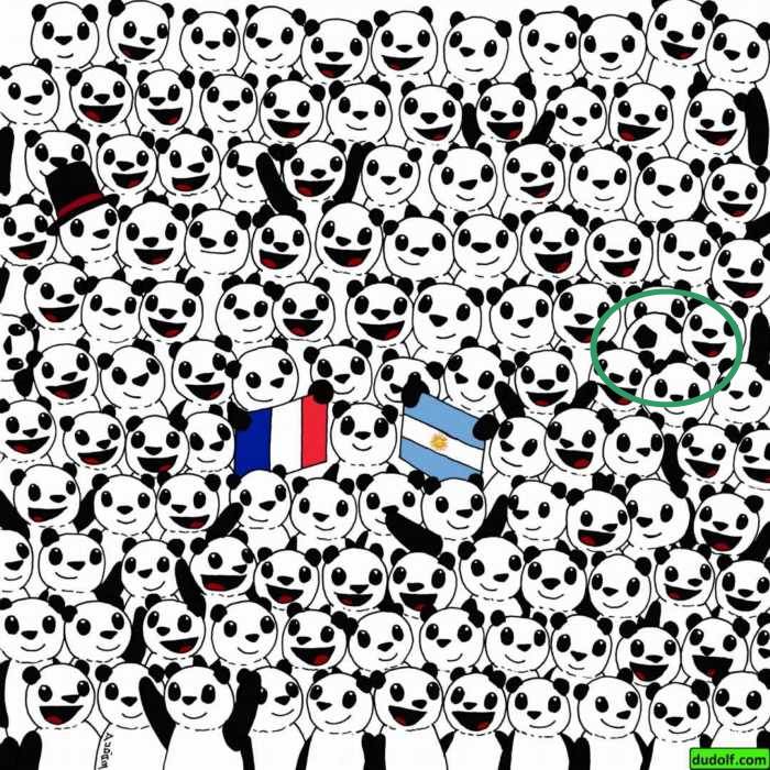 Una pelota de fútbol escondida entre pandas